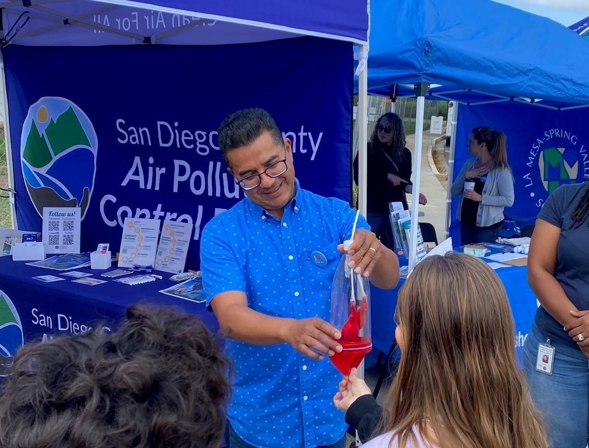 Man demonstrates lung model with students.